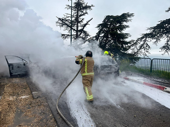 مصرع شخص واحتراق سيارتين في مسغاف عام بعد سقوط صاروخ 